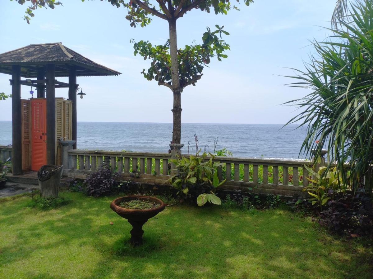 Bali North Beach B&B Tianyar Exterior photo