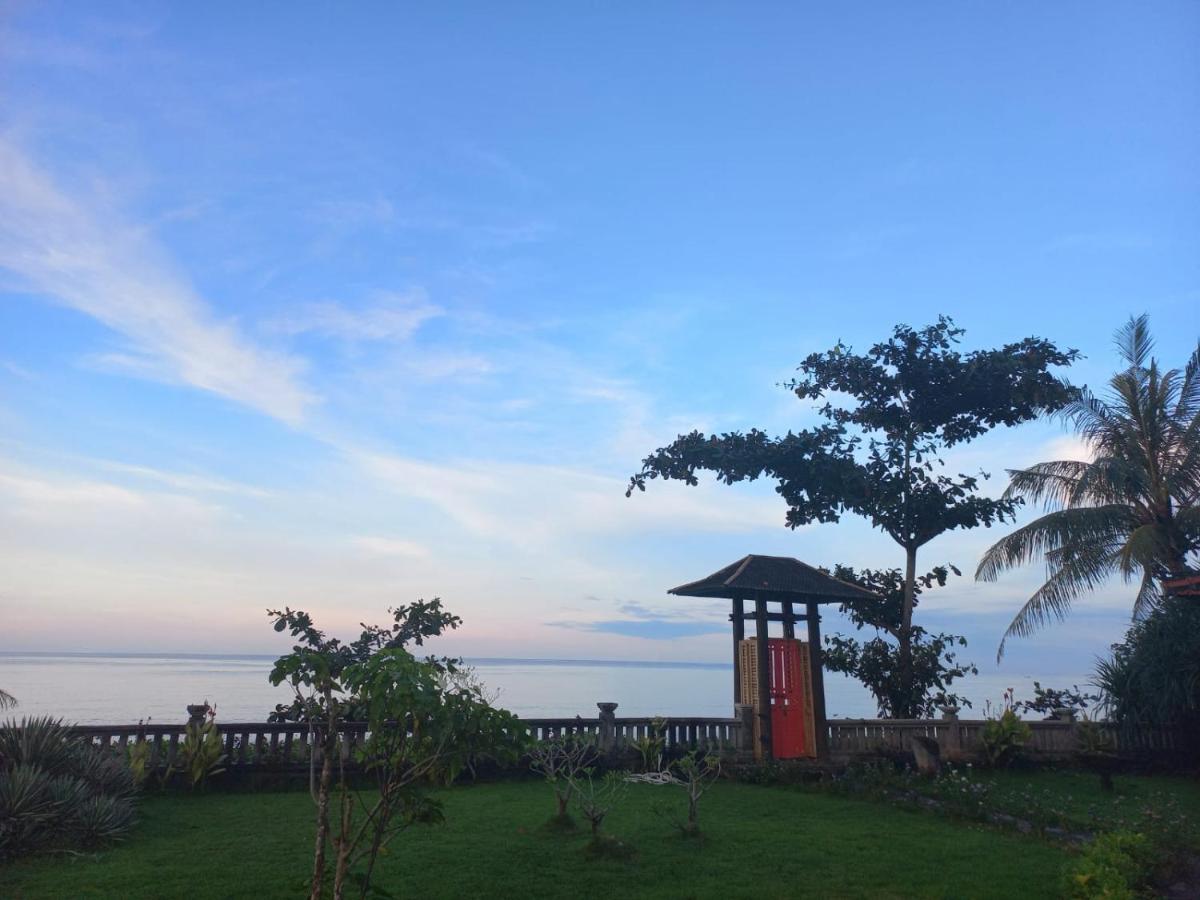 Bali North Beach B&B Tianyar Exterior photo