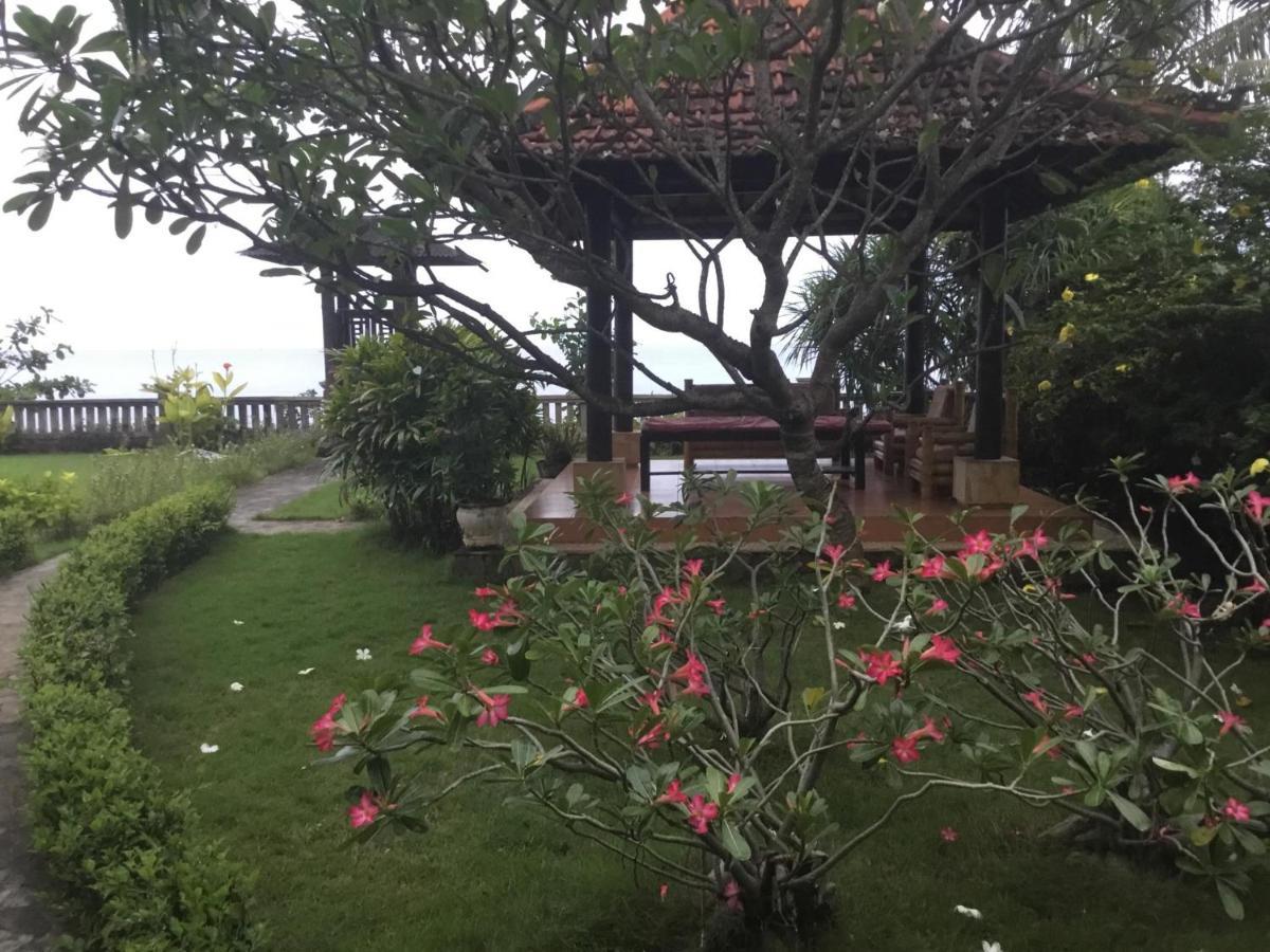 Bali North Beach B&B Tianyar Exterior photo