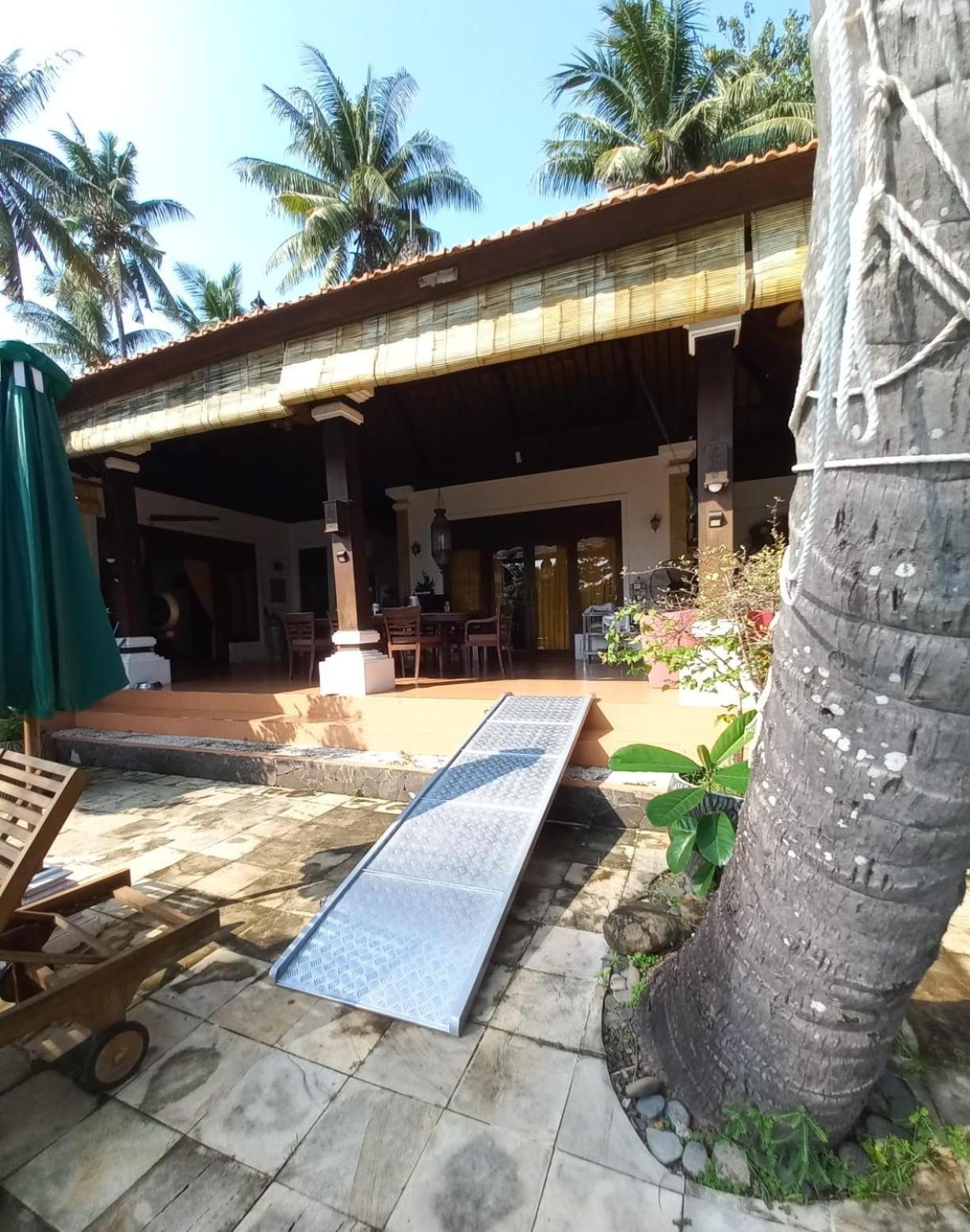 Bali North Beach B&B Tianyar Exterior photo