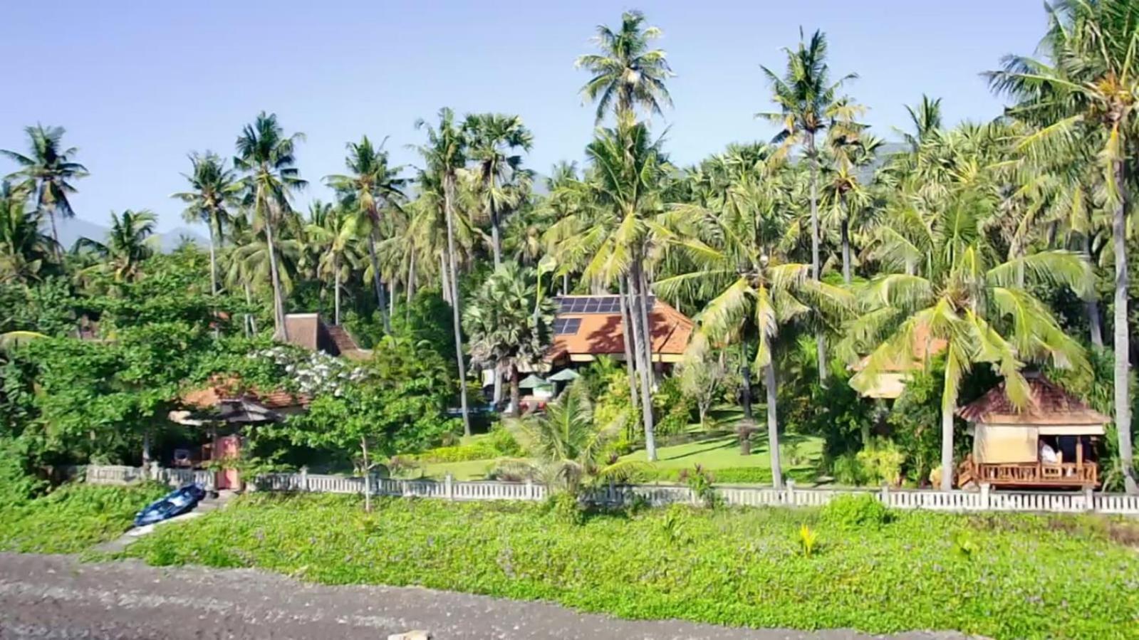 Bali North Beach B&B Tianyar Exterior photo